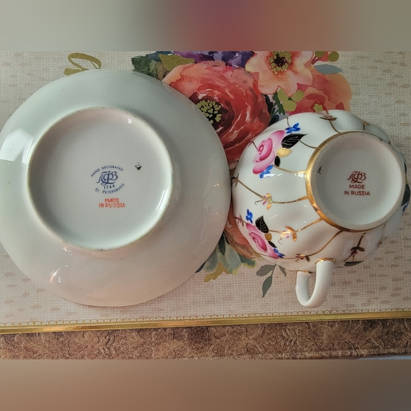 Vintage Teapot with matching cup and saucer from St Petersberg Russia. - Picture 9 of 11